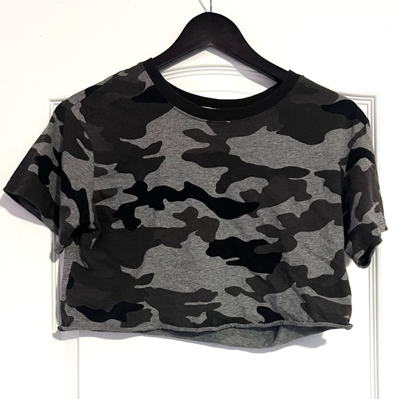 🟪Garage black and grey army print cropped top - Picture 2 of 4
